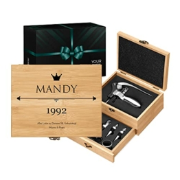 Maverton Weinöffner-Set personalisiert Weinset Sommelier Set - Geschenkbox Holzbox + 8er Weinzubehörset - aus Bambus - Braun - Geschenk zum Geburtstag für Männer - König - 1